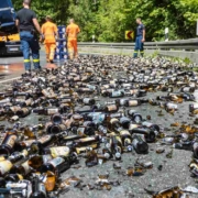 Bei Kasendorf im Landkreis Kulmbach verlor ein Bierlaster eine beachtliche Menge seiner Ladung. Bild: NEWS5/Merzbach