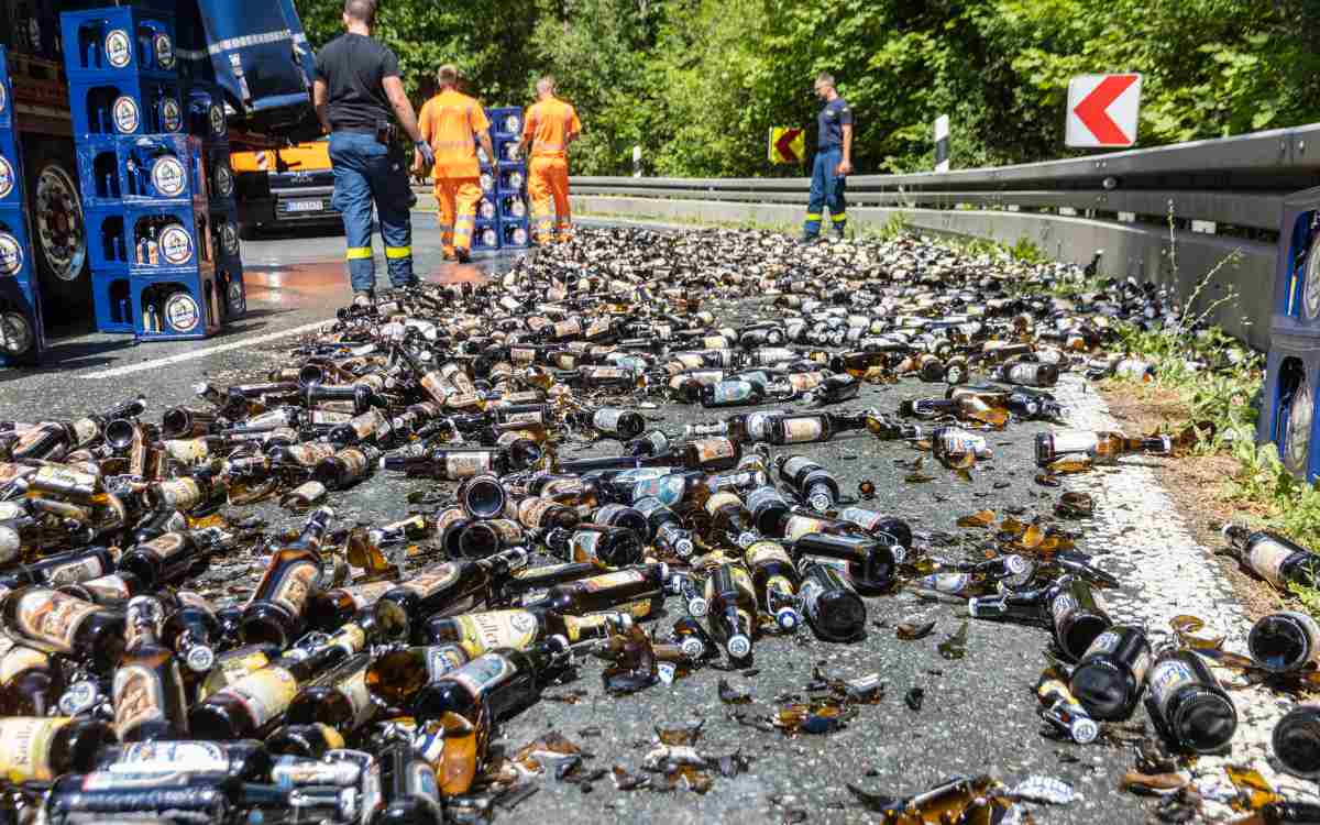 Bei Kasendorf im Landkreis Kulmbach verlor ein Bierlaster eine beachtliche Menge seiner Ladung. Bild: NEWS5/Merzbach