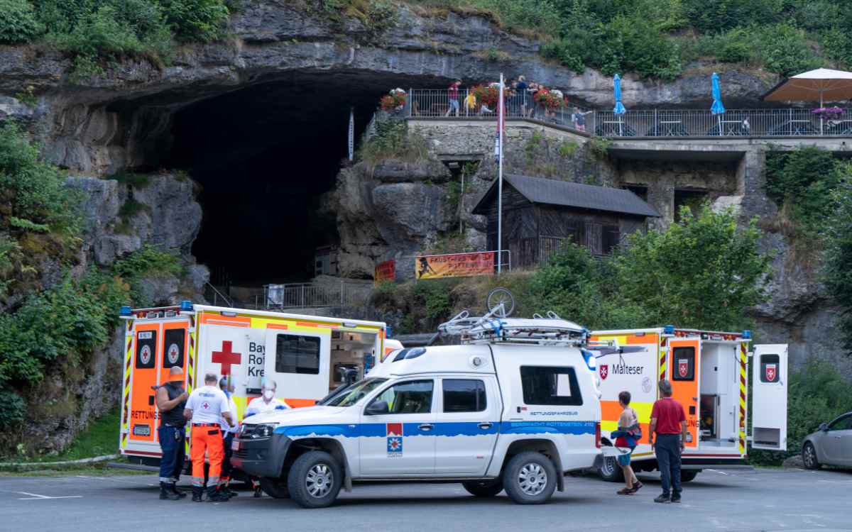 Das Rote Kreuz und die Bergwacht mussten zur Teufelshöhle in Pottenstein ausrücken. Bild: BRK Kreisverband Bayreuth