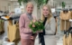 Center-Managerin Isabel Belka und Filialleiterin Frau Sack bei der Wiedereröffnung des H&M im Rotmain-Center in Bayreuth. Bild: Rotmain-Center Bayreuth