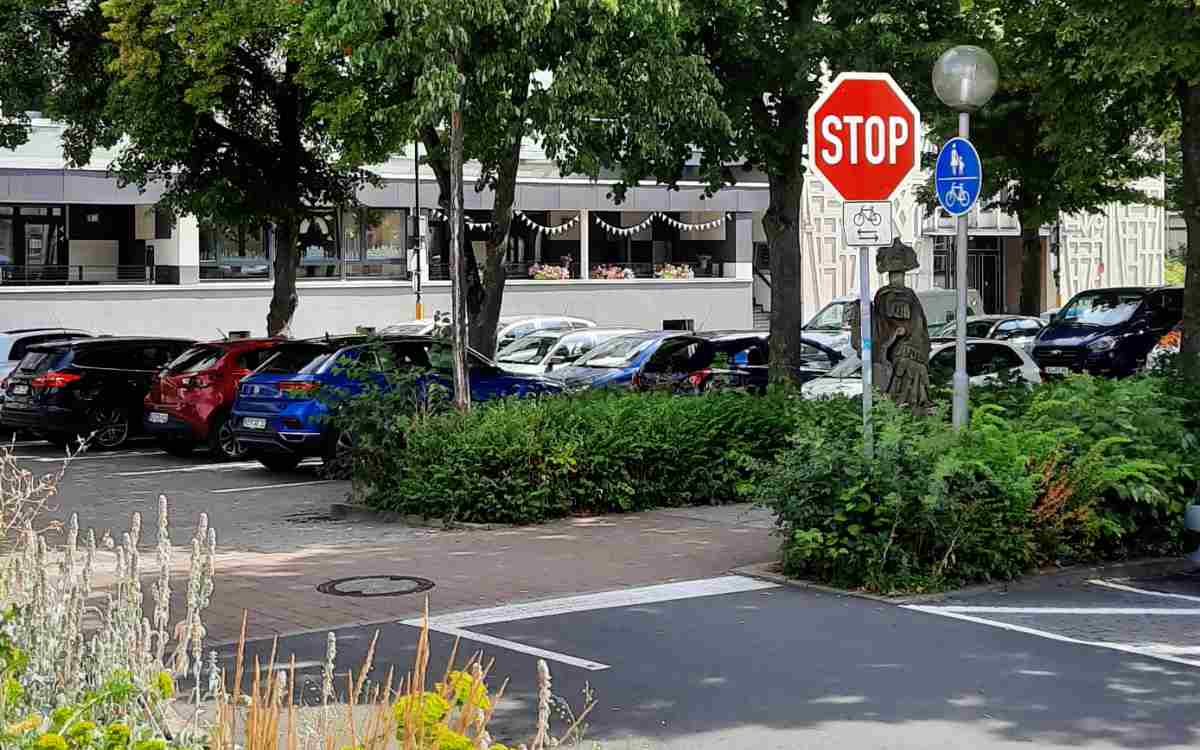 Das Parken in Bayreuth soll teurer werden - unter anderem am Stadtbad. Archivbild: Redaktion