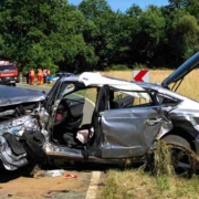 Unfall zwischen Gesees und Hummeltal im Landkreis Bayreuth: Ein Auto mit zwei Personen kam von der Straße ab. Bild: Jürgen Lenkeit