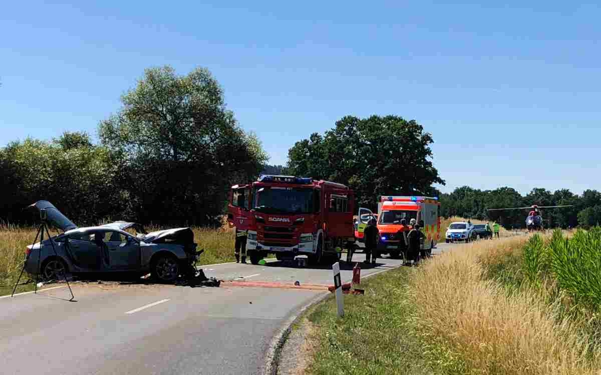 Unfall zwischen Gesees und Hummeltal im Landkreis Bayreuth: Ein Auto mit zwei Personen kam von der Straße ab. Bild: Jürgen Lenkeit