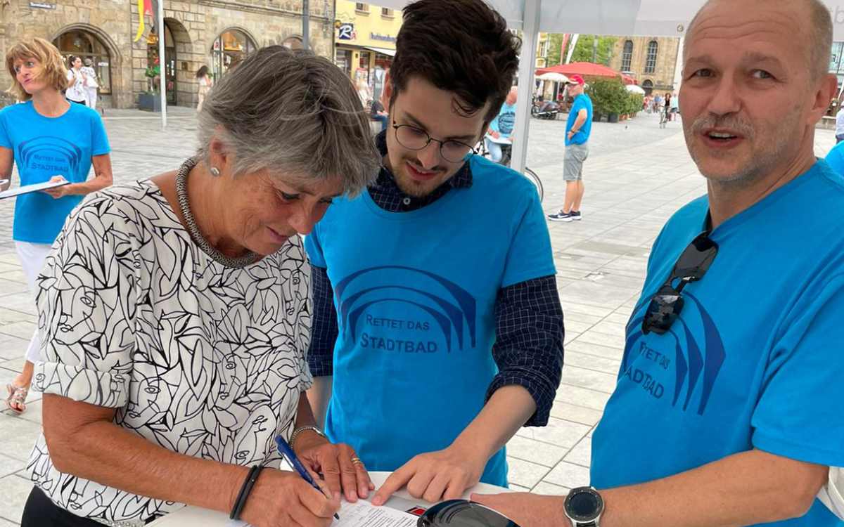 Altbürgermeisterin Brigitte Merk-Erbe unterzeichnet das Bürgerbegehren. Bild: Manuel Friedrich, DLRG Bayreuth