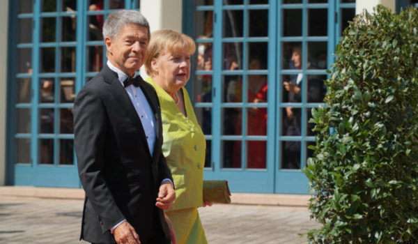 Angela Merkel mit Ehemann Joachim Sauer besucht die Bayreuther Festspiele im Jahr 2022. Archivbild: Noureddine Guimouza