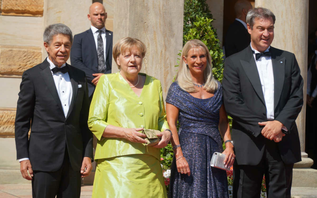 Altkanzlerin Angela Merkel bei der Eröffnung der Bayreuther Festspiele 2022, mit Ehemann Joachim Sauer. Daneben Bayerns Ministerpräsident Markus Söder mit Ehefrau Karin Baumüller-Söder. Archivbild: Noureddine Guimouza