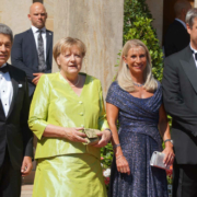 Altkanzlerin Angela Merkel bei der Eröffnung der Bayreuther Festspiele 2022, mit Ehemann Joachim Sauer. Daneben Bayerns Ministerpräsident Markus Söder mit Ehefrau Karin Baumüller-Söder. Archivbild: Noureddine Guimouza
