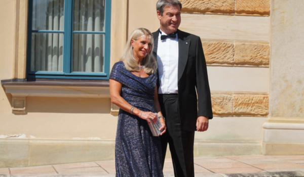 Bayerns Ministerpräsident Markus Söder mit Ehefrau Karin Baumüller-Söder. Bild: Noureddine Guimouza