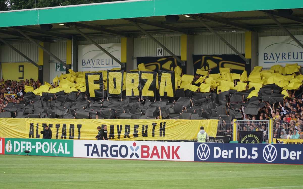 Die Fans der SpVgg Bayreuth verhielten sich bei der Partie gegen Dynamo Dresden wohl friedlich. Archivbild: Michael Kind