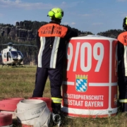 Die Feuerwehr Bayreuth ist mit neun speziellen Einsatzkräften zur Waldbrandbekämpfung in Sachsen. Ebenfalls im Einsatz ist der Löschwasseraußenlastbehälter des Freistaates Bayern. Bild: Feuerwehr Bayreuth