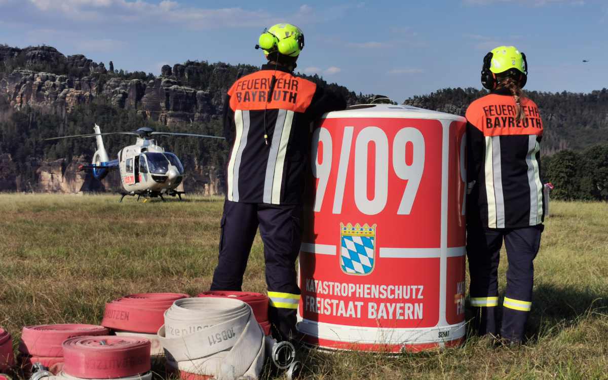 Die Feuerwehr Bayreuth ist mit neun speziellen Einsatzkräften zur Waldbrandbekämpfung in Sachsen. Ebenfalls im Einsatz ist der Löschwasseraußenlastbehälter des Freistaates Bayern. Bild: Feuerwehr Bayreuth