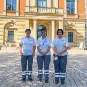 V.l.n.r.: Lena Engelmann, Ingrid Pfaff und Silvia Pöhlmann engagieren sich dieses Jahr für den Sanitätsdienst des BRK am Grünen Hügel. Bild: BRK Bayreuth