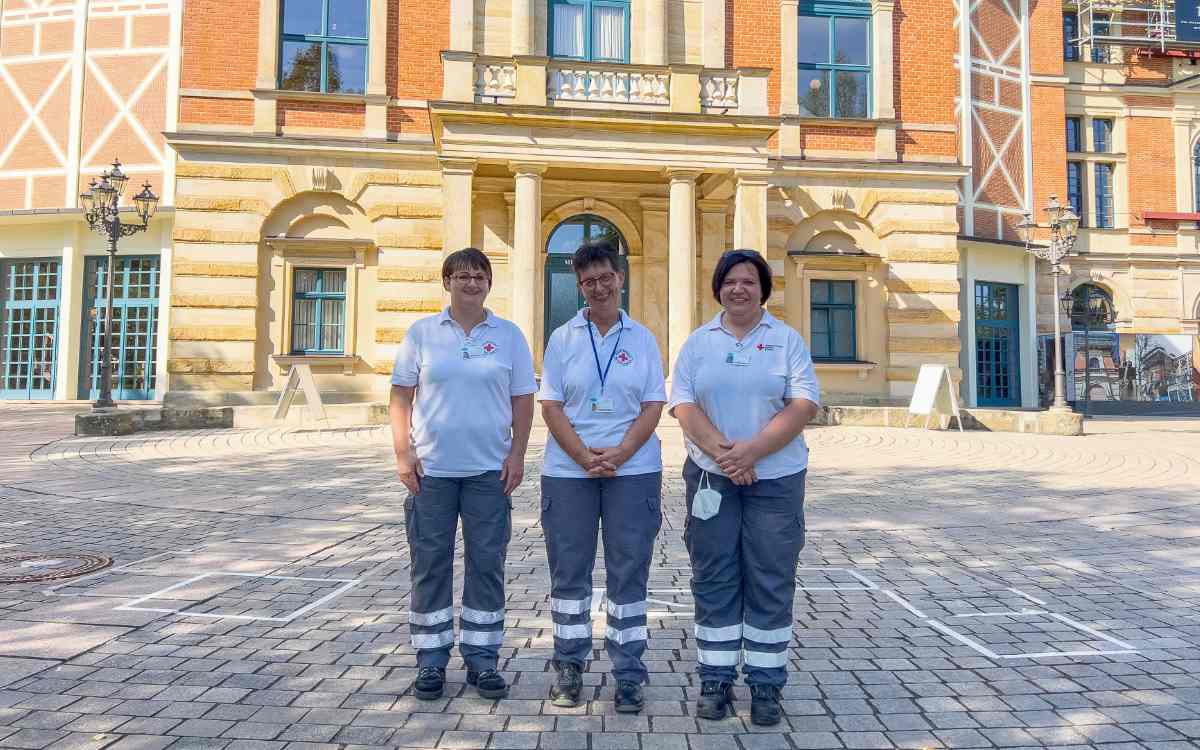 V.l.n.r.: Lena Engelmann, Ingrid Pfaff und Silvia Pöhlmann engagieren sich dieses Jahr für den Sanitätsdienst des BRK am Grünen Hügel. Bild: BRK Bayreuth