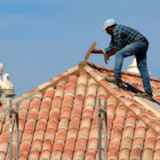 Bei Dacharbeiten kam es in Fürth zu einem tödlichen Arbeitsunfall. Symbolbild: Pixabay