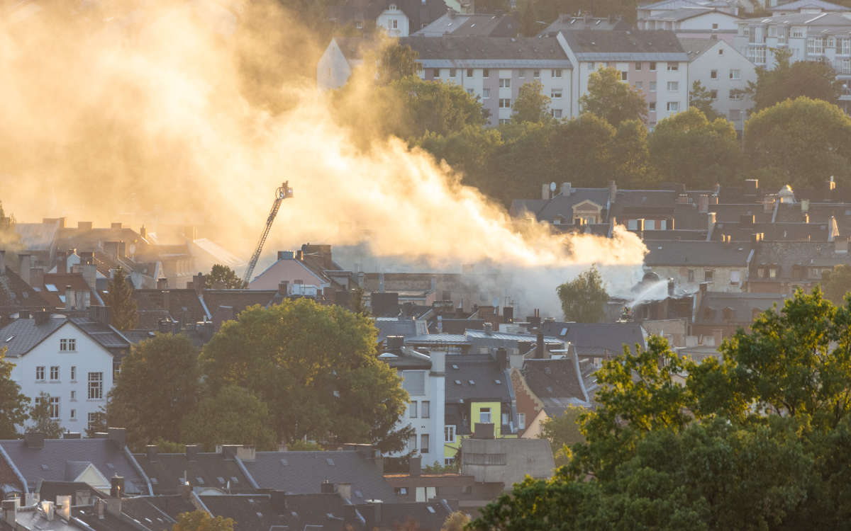 In Hof in Oberfranken gab es einen heftigen Großbrand. Bild: NEWS5/Merzbach