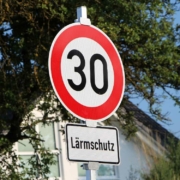 Für ein Jahr gilt auf der Kemnather Straße nun in einem Teilbereich Tempo 30. Symbolbild: Pixabay