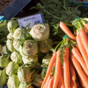 Saisonal und regional: Bei frisch geerntetem heimischem Gemüse stimmen Ökobilanz und Gesundheitswert. © AOK-Mediendienst