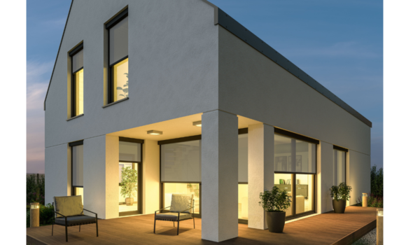 20220815_Sonnen- und Sichtschutz an allen Fenstern Senkrechte Textilmarkisen, perfekt der Hausarchitektur angepasst. Foto djdLewens-Markisen