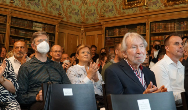 Im Haus Wahnfried wurden am Sonntag über 80 Mitwirkende der Bayreuther Festspiele geehrt. Bild: Michael Kind