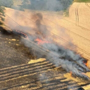 So sieht es aus, wenn ein Feld unweit eines Waldgebiets in Oberfranken brennt. Um Waldbränden vorzubeugen oder sofort einzudämmen, werden mit Hubschraubern Beobachtungsflügen durchgeführt. Bild: Jörg Herrmannsdörfer