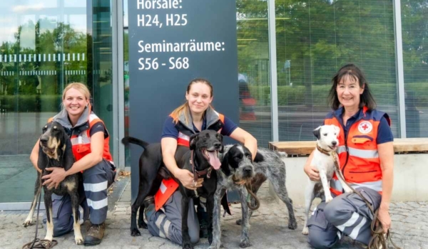 Das Team aus Frauchen und Rettungshunden: v. li. Henry mit Caroline, Grimm und Toto mit Julia, Grisu mit Manuela. Foto: BRK Kreisverband Bayreuth