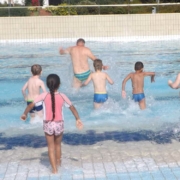 Fröhliches Planschen im Wasser: Sommerferienschwimmkurs der Grundschule St. Georgen. Foto: Grundschule St. Georgen.