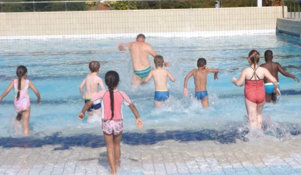 Fröhliches Planschen im Wasser: Sommerferienschwimmkurs der Grundschule St. Georgen. Foto: Grundschule St. Georgen.