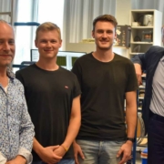 Auf dem Bild sind v. li. Prof. Dr. Christan Laforsch, Valentin Meiler, Jens Pfeiffer und Prof. Dr.-Ing. Gerhard Fischerauer. Foto: Jennifer Opel/Universität Bayreuth.