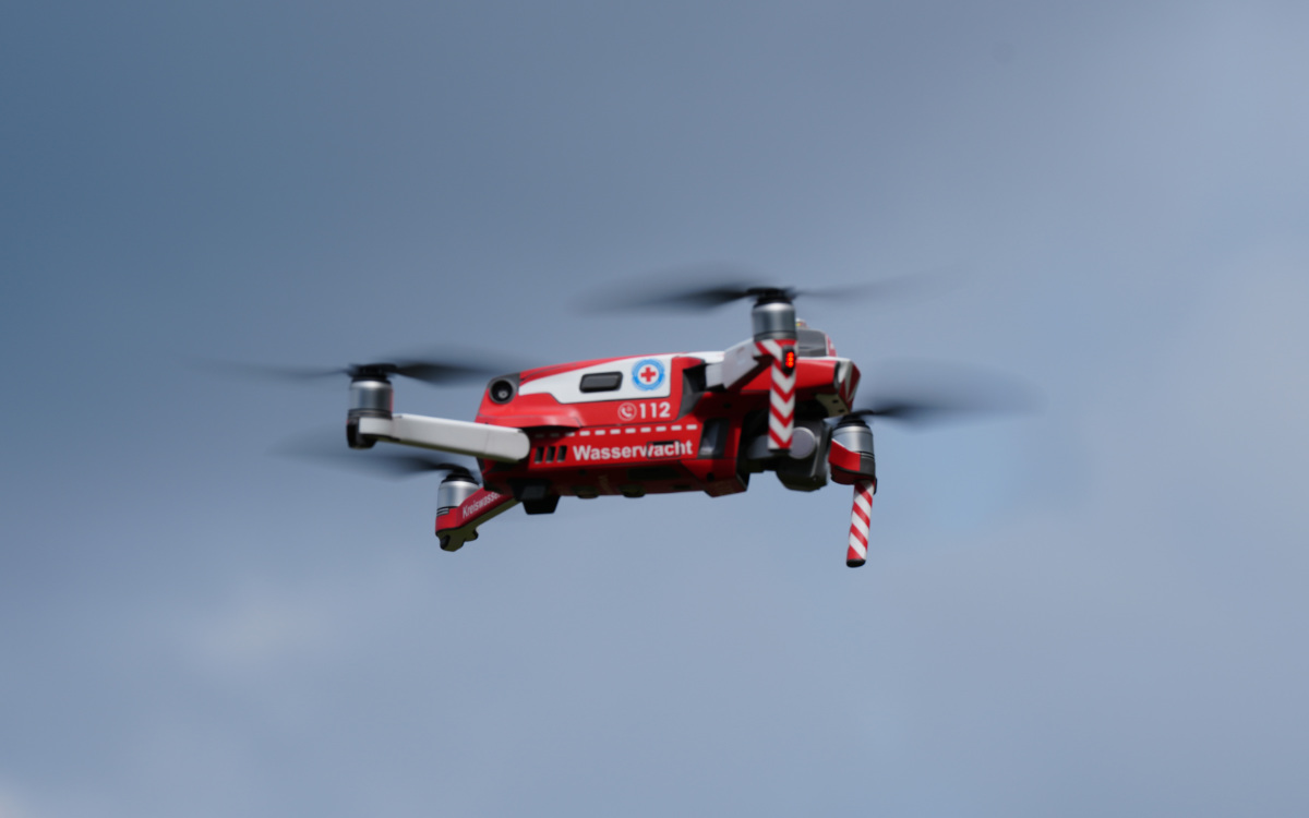 Die Kreiswasserwacht Bayreuth verfügt über ein neues Einsatzmittel: Nun kann sie auch mit einer Drohne nach Hilfsbedürftigen suchen. Foto: BRK Kreisverband Bayreuth