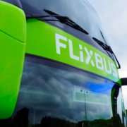 An der Tankstelle in Himmelkron im Landkreis Kulmbach randalierte ein Mann im Flixbus. Symbolbild: FlixBus