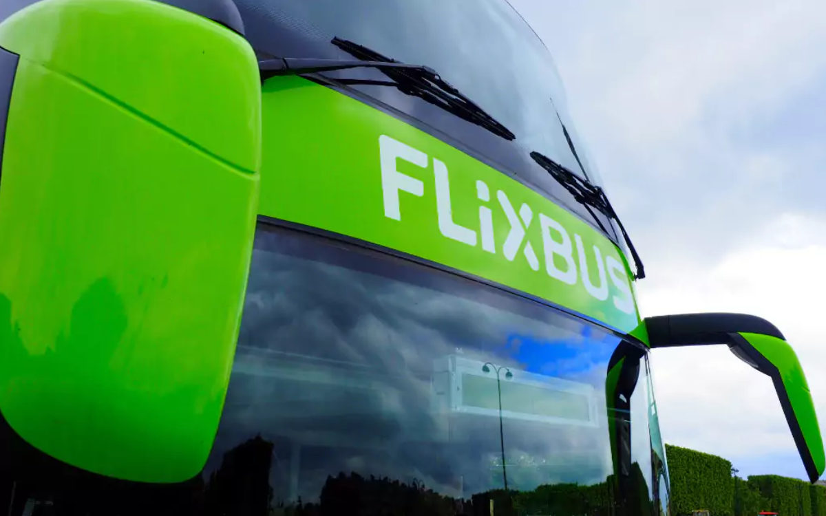 An der Tankstelle in Himmelkron im Landkreis Kulmbach randalierte ein Mann im Flixbus. Symbolbild: FlixBus