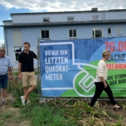 Mitglieder der Bürgerinitiative mit dem Seulbitzer Distriktvorsteher Friedrich Schläger (2. von links) vor einem Banner am Eremitenhof. Bild: Bürgerinitiative Seulbitz-Eremitenhof