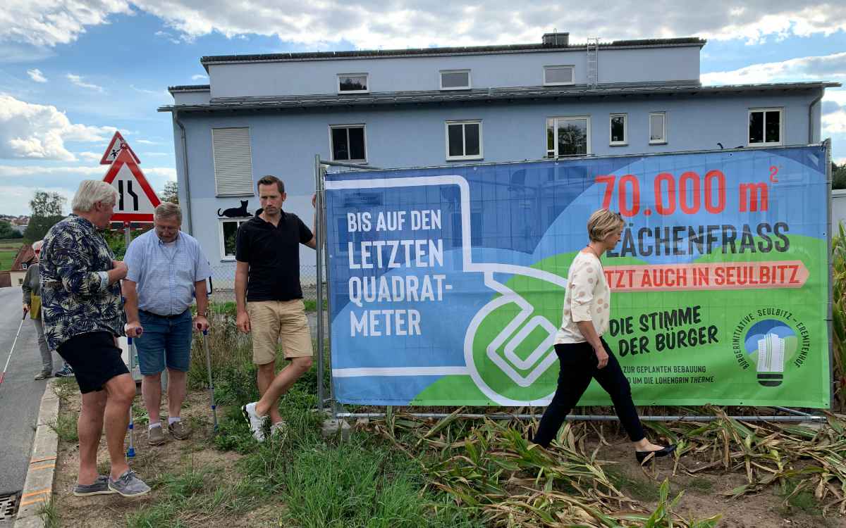 Mitglieder der Bürgerinitiative mit dem Seulbitzer Distriktvorsteher Friedrich Schläger (2. von links) vor einem Banner am Eremitenhof. Bild: Bürgerinitiative Seulbitz-Eremitenhof
