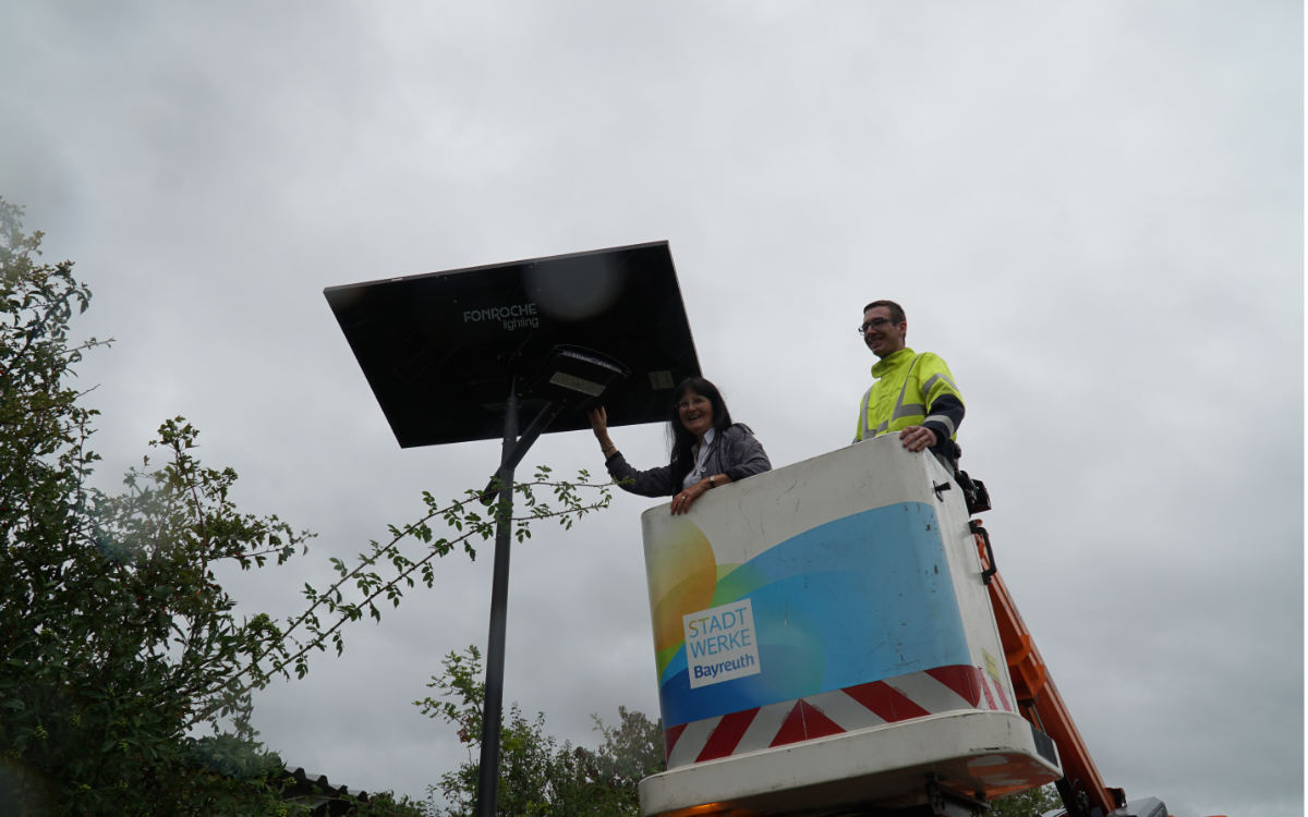 Die Bürgermeisterin aus Eckersdorf Sybille Pichl erklärt die Solarlampe. Bildquelle: Annika Flatz