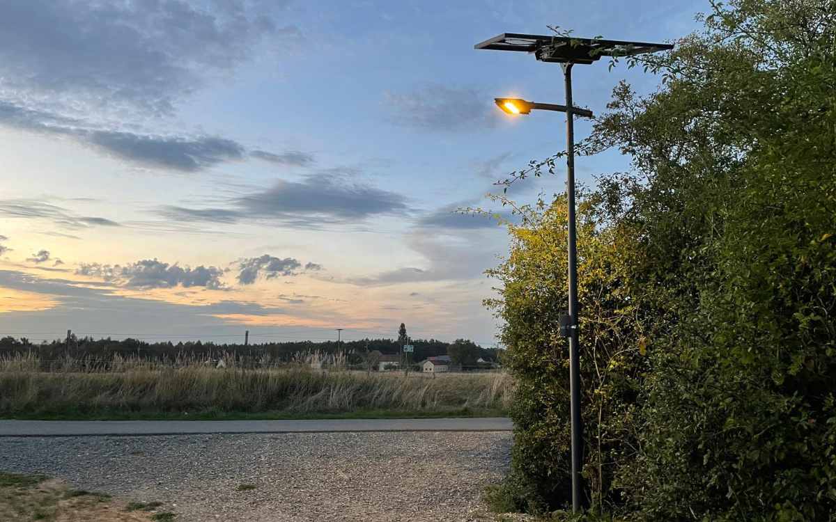 Die Solarlampe in Eckersdorf bei der Dämmerung. Bildquelle: Tim Felder