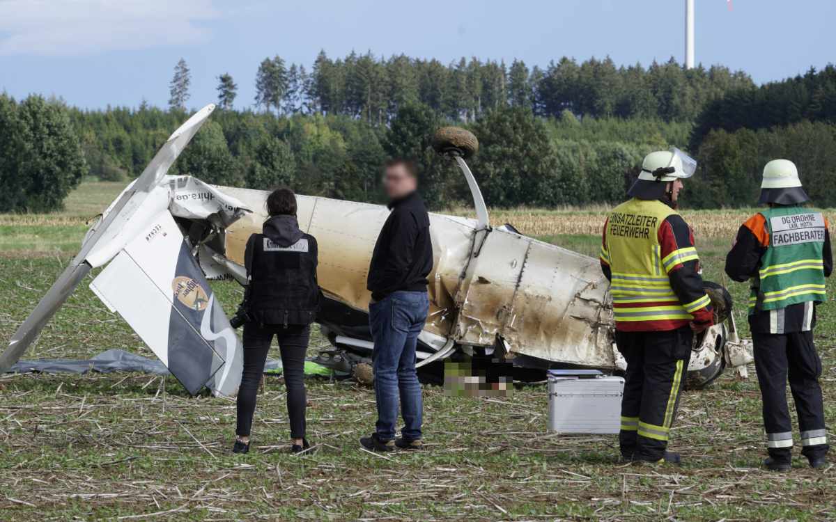 Bei Waizenhofen im Landkreis Roth ist ein Flugzeug abgestürzt. Bild: NEWS5/Deyerler