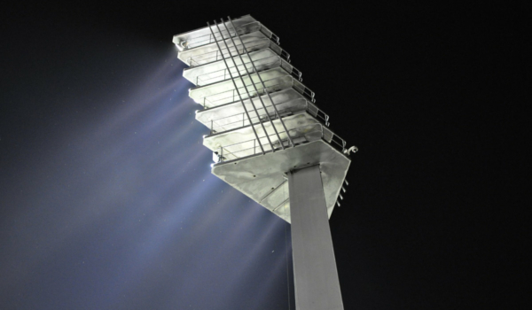 Die Flutlichtanlage im Hans-Walter-Wild-Stadion wird bald ihren ersten Einsatz haben. Symbolbild: Pixabay