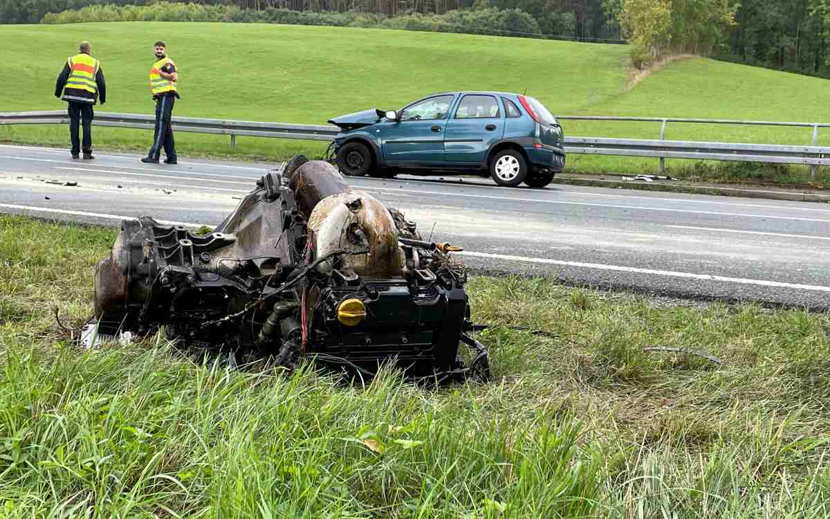 Bei dem Unfall auf der B85 im Landkreis Kulmbach wurde der Motor aus einem Fahrzeuge gerissen. Bild: NEWS5/Holzheimer