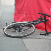 Der Fahrradfahrer stürzte in Bayreuth, nachdem ihn ein Auto gestreift hatte. Symbolbild: Pixabay