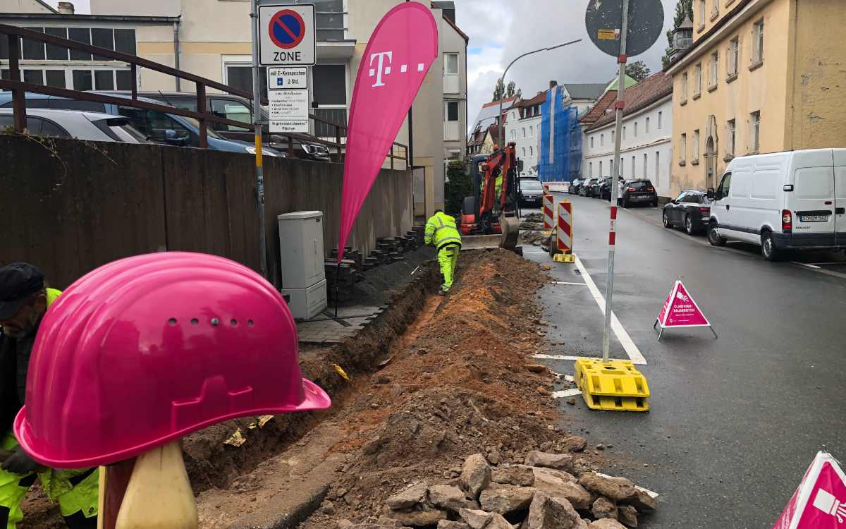 Mit dieser Baustelle in der Badstraße Ecke Graf-Münster-Straße in Bayreuth bringt die Telekom den Glasfaserausbau voran. Bild: Michael Kind