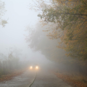 Regen und Nebel können die Verkehrssicherheit beeinträchtigen. Symbolbild: Pixabay