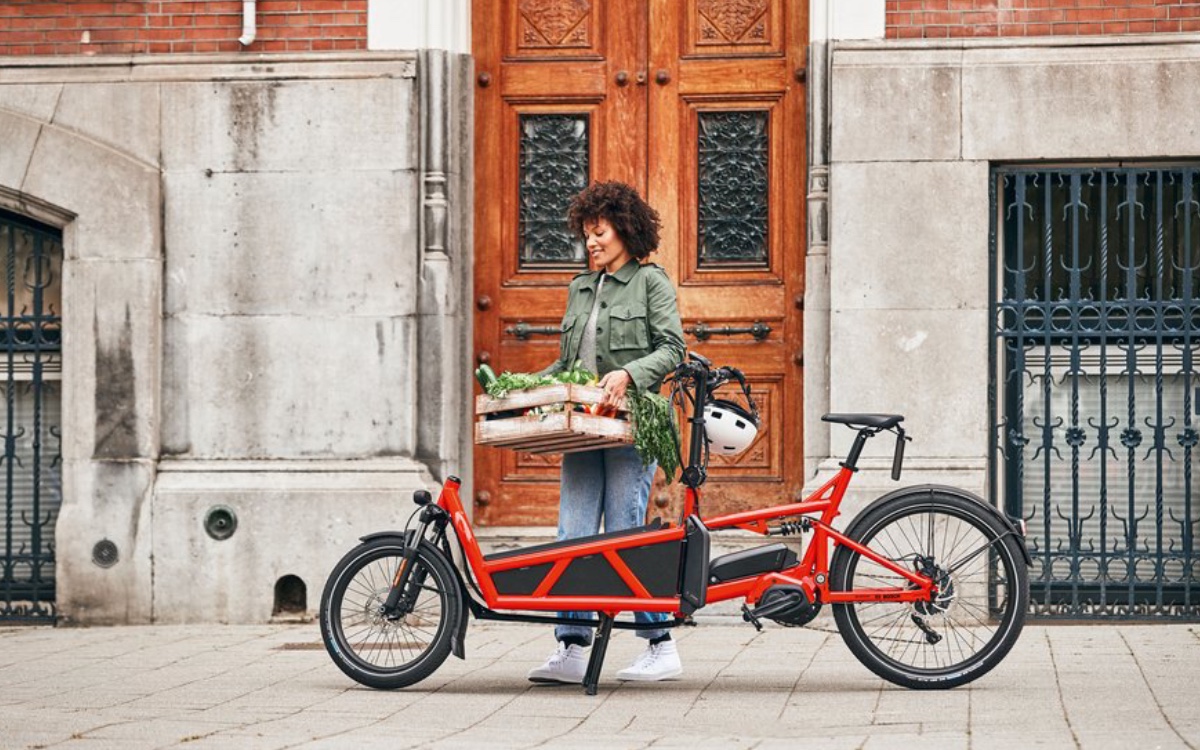 Lastenräder gehören in vielen Städten zum Alltagsbild. Mit elektrischer Unterstützung ermöglichen E-Cargobikes den bequemen Transport zum Beispiel von Wocheneinkäufen. Foto: djd/Bosch