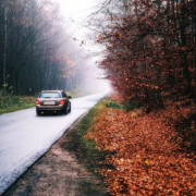 Autofahrt im Herbst