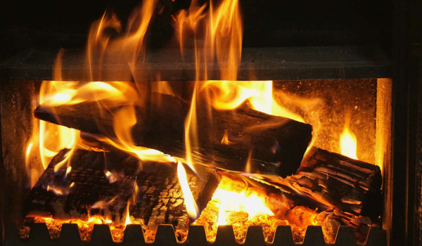 Das Amt für Umwelt- und Klimaschutz Bayreuth gibt Tipps zum Heizen mit festen Brennstoffen. Symbolbild: Pixabay