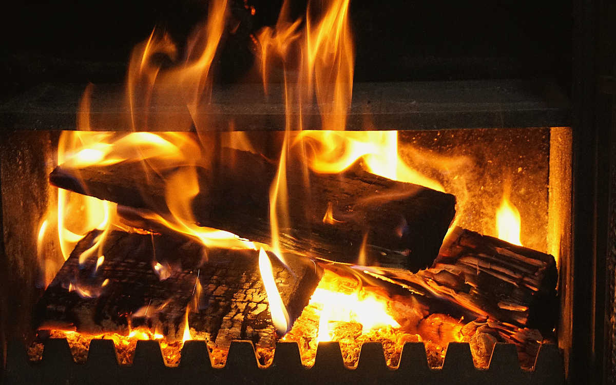 Das Amt für Umwelt- und Klimaschutz Bayreuth gibt Tipps zum Heizen mit festen Brennstoffen. Symbolbild: Pixabay