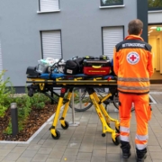 In Bayreuth mussten gestern aufgrund es verqualmten Kellers 16 Personen evakuiert werden. Bild: BRK Bayreuth