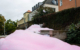 Durch Waschpulver bildete sich rosa Schaum in einem Bayreuther Brunnen. Bild: Dirk E. Ellmer