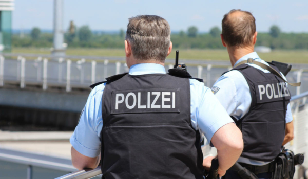 Bayreuther Polizisten haben auf der A9 zwei Fahrer aus dem Verkehr gezogen. Symbolbild: Pixabay