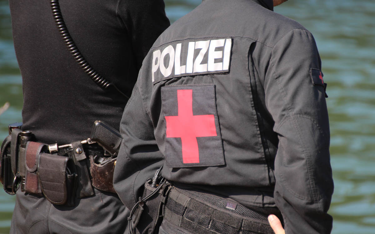 Eine Polizisten-Figur wurde in Oberfranken Opfer eines Angriffs. Symbolbild: Pixabay