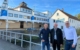 V. l. n. r.: Jeff Maisel, Hans Püls und Marc Goebel (Geschäftsführer Braubetrieb Brauerei Gebr. Maisel) verkünden die Übernahme vom Weismainer Püls-Bräu. Bild: Brauerei Gebr. Maisel